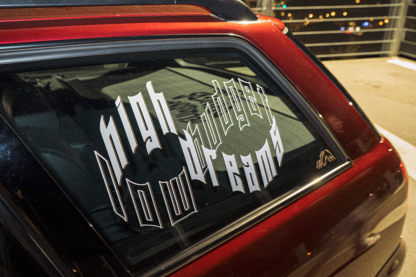 Rechteckiger Autosticker mit dem Schriftzug „low budget, high dreams“, wählbar in 25×17,1 cm oder 40×27,4 cm; frisch produziert, aus langlebiger Oracal/Orafol-Vinylfolie, selbstklebend, ideal für Tuning-Fans und Auto-Enthusiasten.