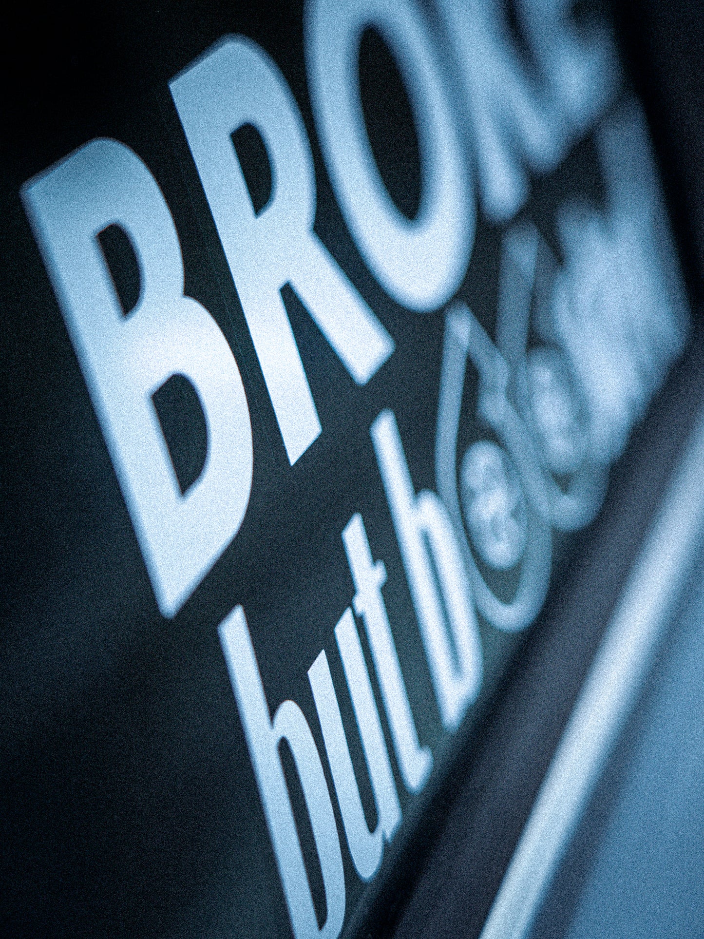 Rechteckiger Autosticker mit dem Schriftzug „broke, but boosted“, wählbar in 15×6,8 cm oder 25×11,3 cm; frisch produziert, aus langlebiger Oracal/Orafol-Vinylfolie, selbstklebend, ideal für Tuning-Fans und Auto-Enthusiasten.