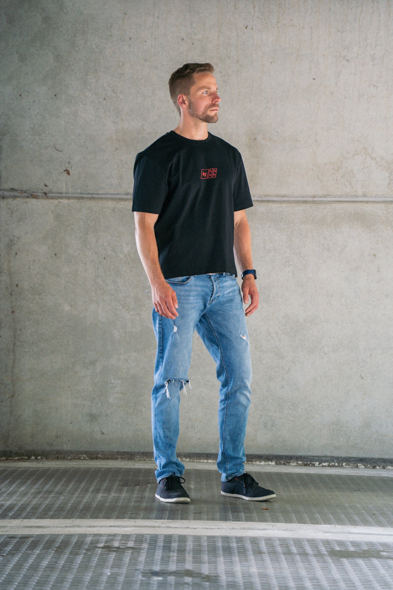 Oversized T-Shirt „B5_Love“ (Collection Broke Attitude) mit Front- und Backprint, aus 100 % Baumwolle (240 gsm); hochwertig verarbeitet, im lässigen Streetwear-Look – perfekt für Auto-Enthusiasten & Fans des Audi B5. Bequem, stylisch und ideal als Geschenk. Farbe : Schwarz