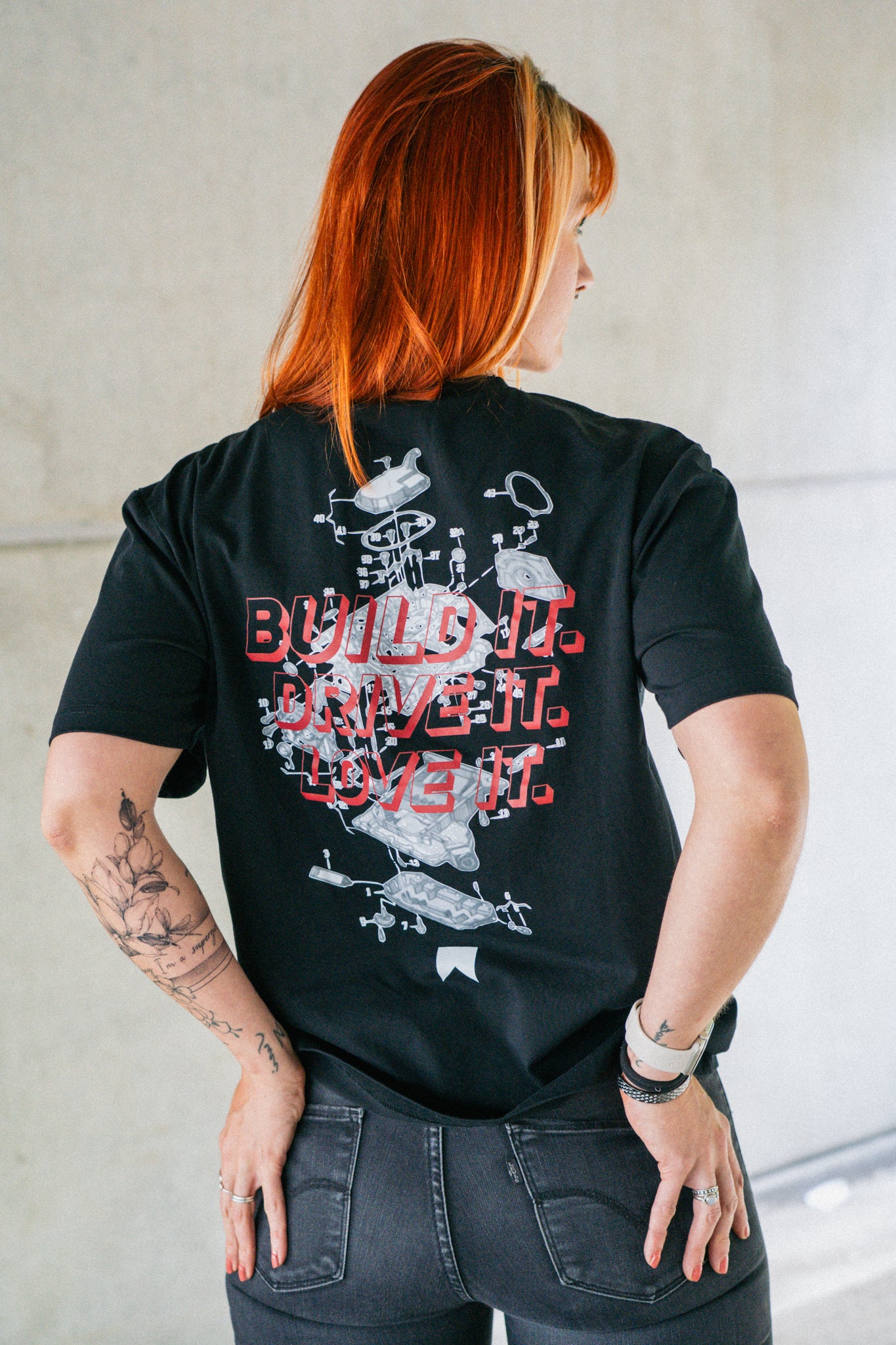 Oversized T-Shirt „B5_Love“ (Collection Broke Attitude) mit Front- und Backprint, aus 100 % Baumwolle (240 gsm); hochwertig verarbeitet, im lässigen Streetwear-Look – perfekt für Auto-Enthusiasten & Fans des Audi B5. Bequem, stylisch und ideal als Geschenk. Farbe : schwarz