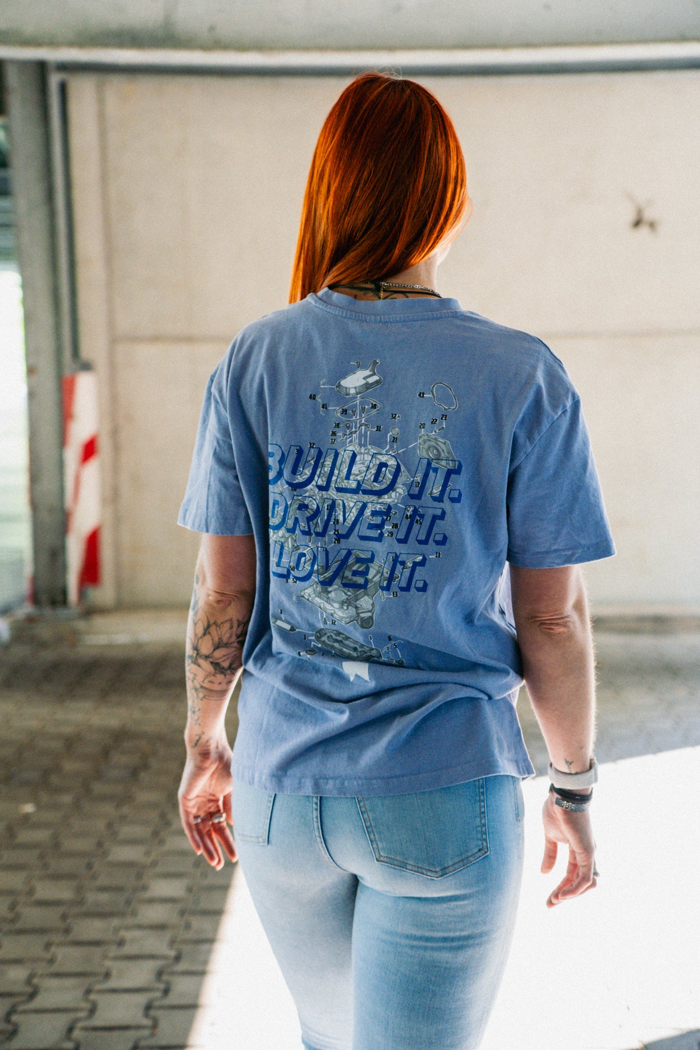 Oversized T-Shirt „B5_Love“ (Collection Broke Attitude) mit Front- und Backprint, aus 100 % Baumwolle (240 gsm); hochwertig verarbeitet, im lässigen Streetwear-Look – perfekt für Auto-Enthusiasten & Fans des Audi B5. Bequem, stylisch und ideal als Geschenk. Farbe : Blau