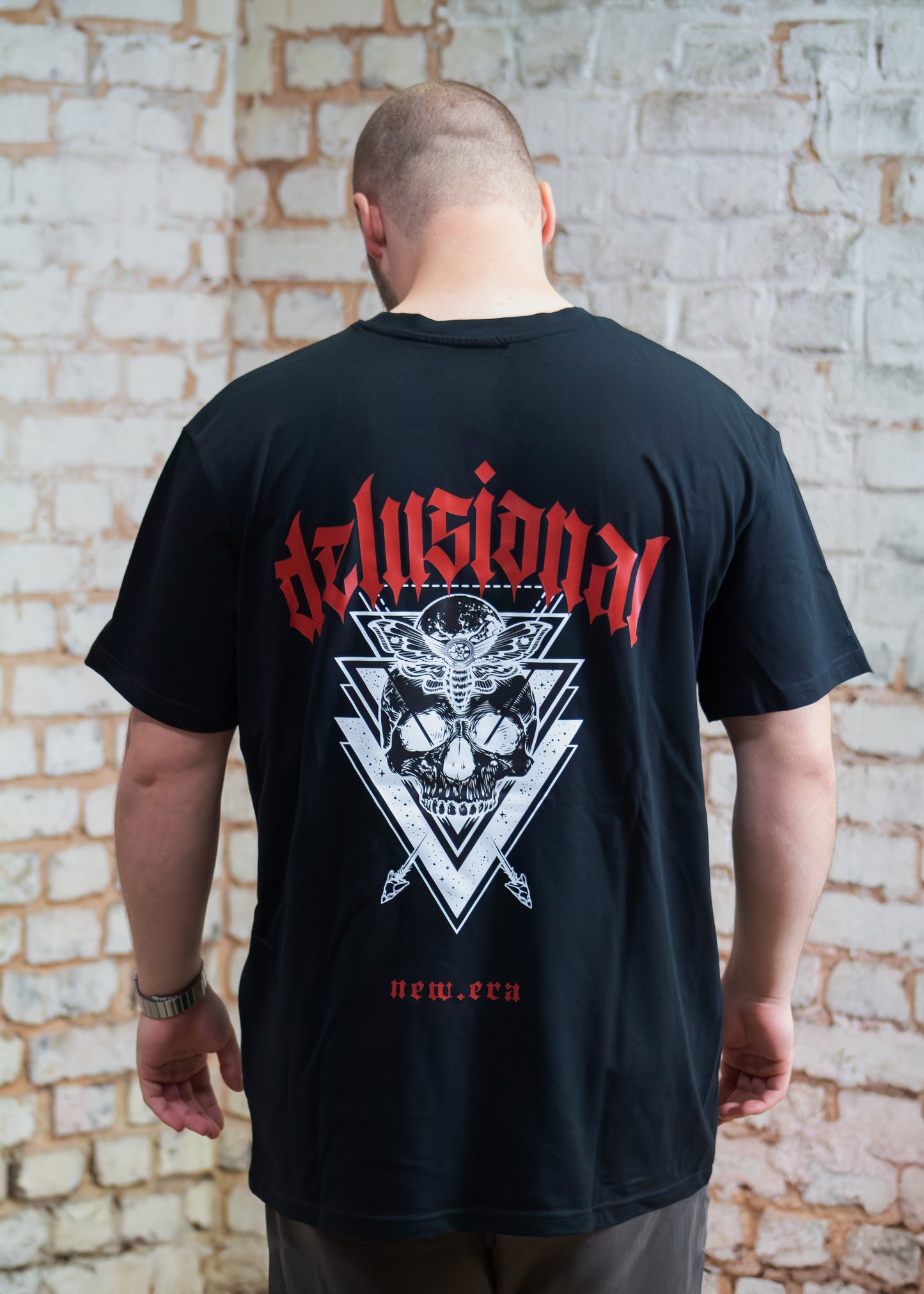 Oversized T-Shirt mit gesticktem Frontdetail und Backprint „gothic era“ aus der Collection No. 0 – new era; gefertigt aus 100 % Baumwolle (240 gsm), hochwertig verarbeitet, ideal für Auto-Enthusiasten mit Faible für düstere Ästhetik. Farbe : Schwarz