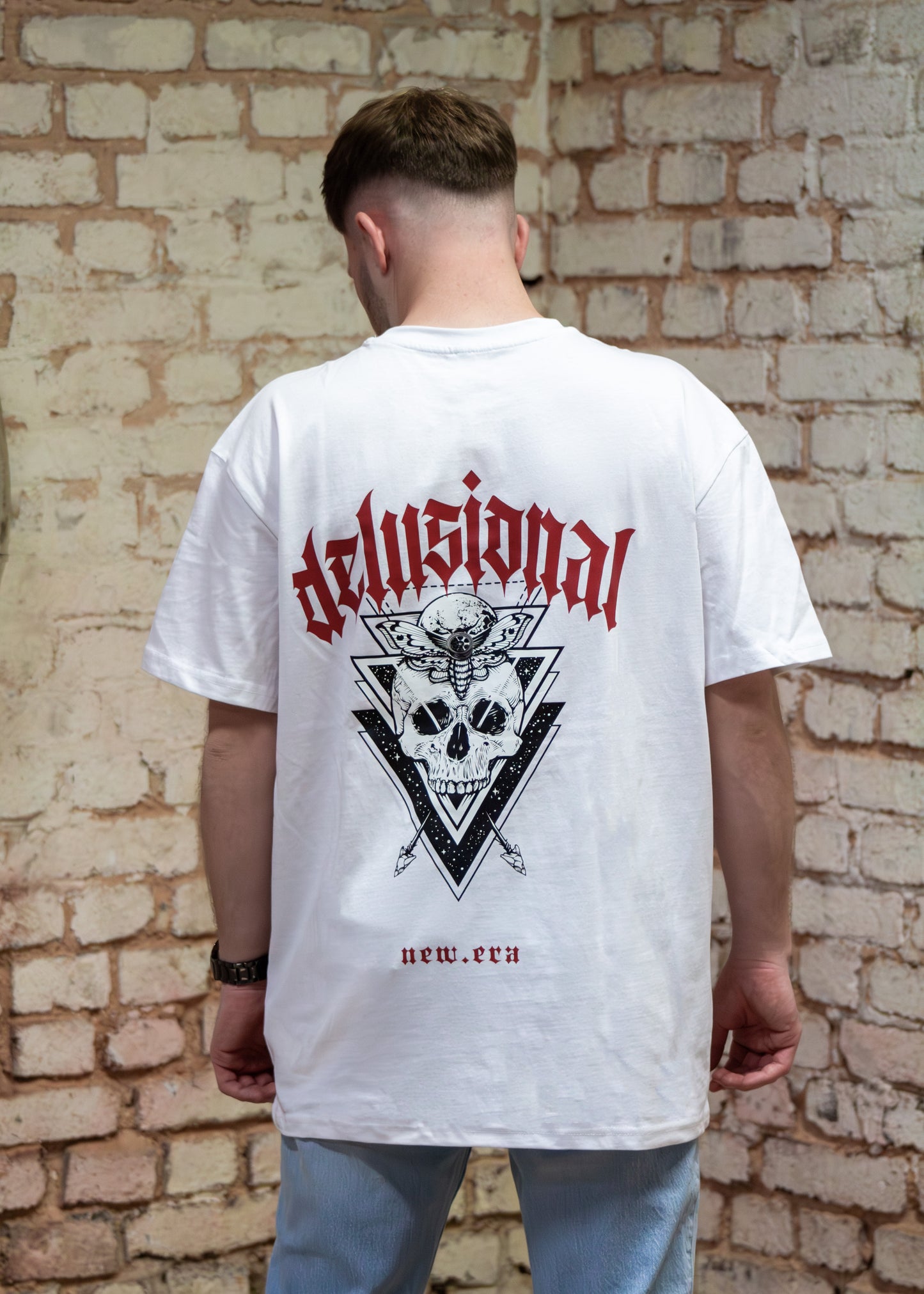 Oversized T-Shirt mit gesticktem Frontdetail und Backprint „gothic era“ aus der Collection No. 0 – new era; gefertigt aus 100 % Baumwolle (240 gsm), hochwertig verarbeitet, ideal für Auto-Enthusiasten mit Faible für düstere Ästhetik. Farbe : Weiss