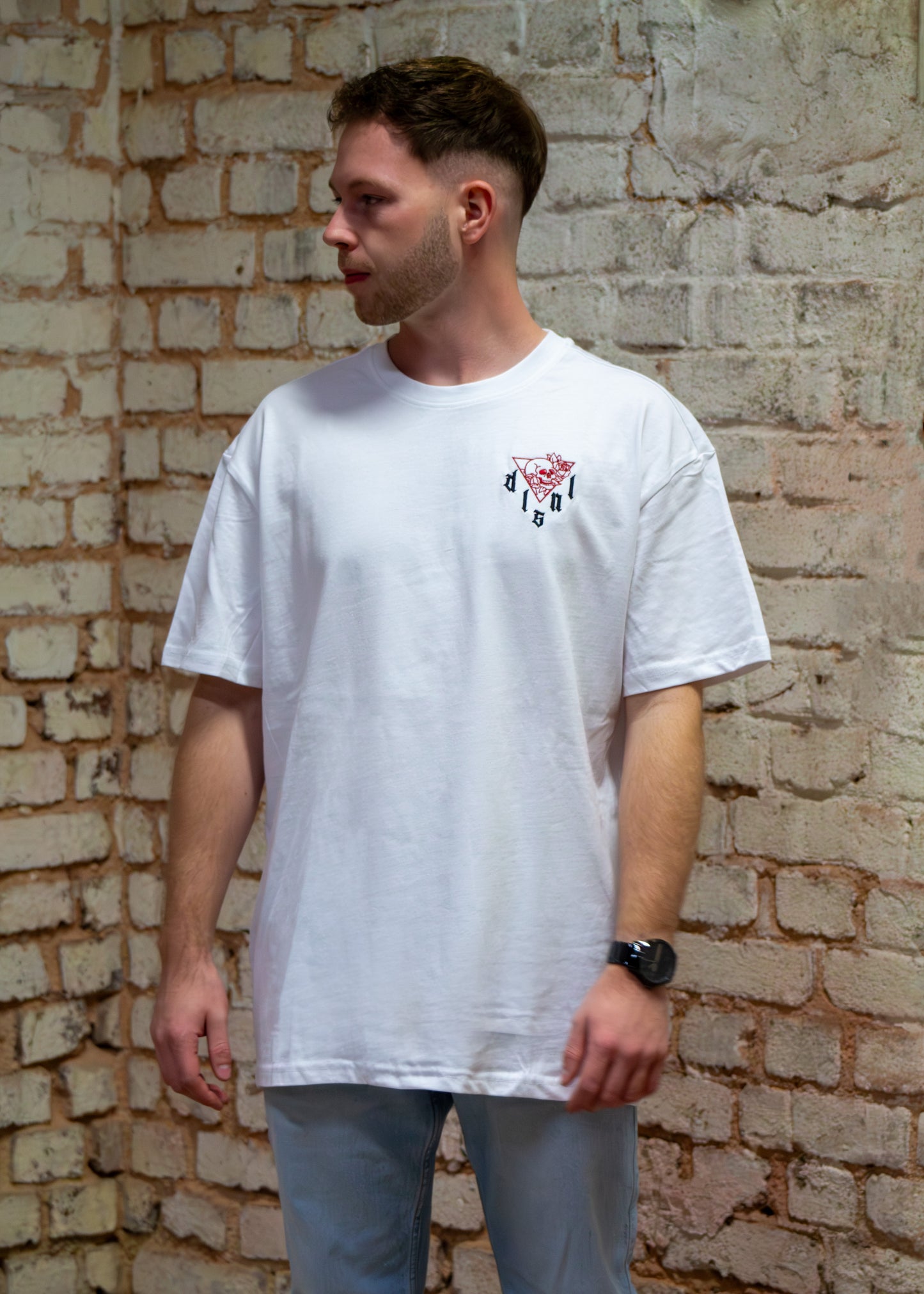 Oversized T-Shirt mit gesticktem Frontdetail und Backprint „gothic era“ aus der Collection No. 0 – new era; gefertigt aus 100 % Baumwolle (240 gsm), hochwertig verarbeitet, ideal für Auto-Enthusiasten mit Faible für düstere Ästhetik. Farbe : Weiss