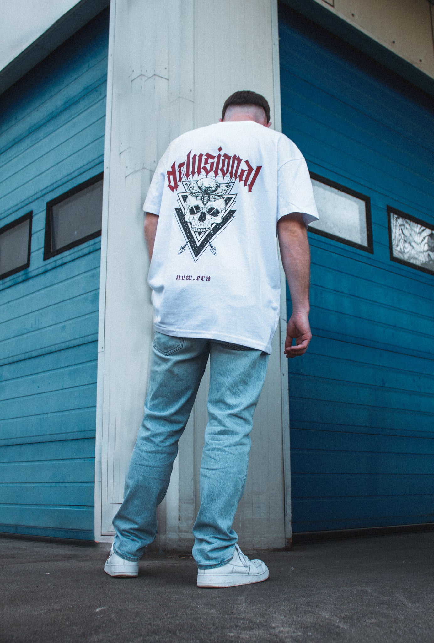 Oversized T-Shirt mit gesticktem Frontdetail und Backprint „gothic era“ aus der Collection No. 0 – new era; gefertigt aus 100 % Baumwolle (240 gsm), hochwertig verarbeitet, ideal für Auto-Enthusiasten mit Faible für düstere Ästhetik. Farbe : Weiss