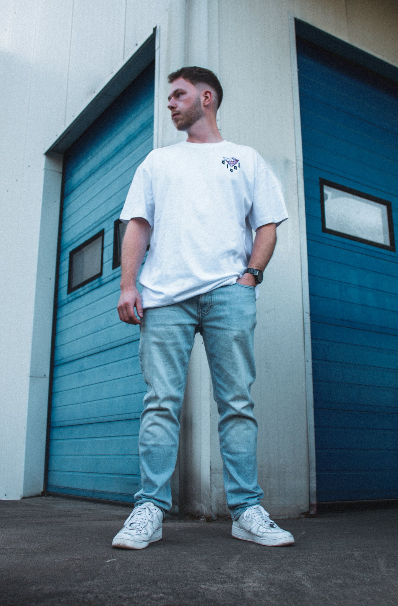 Oversized T-Shirt mit gesticktem Frontdetail und Backprint „gothic era“ aus der Collection No. 0 – new era; gefertigt aus 100 % Baumwolle (240 gsm), hochwertig verarbeitet, ideal für Auto-Enthusiasten mit Faible für düstere Ästhetik. Farbe : Weiss