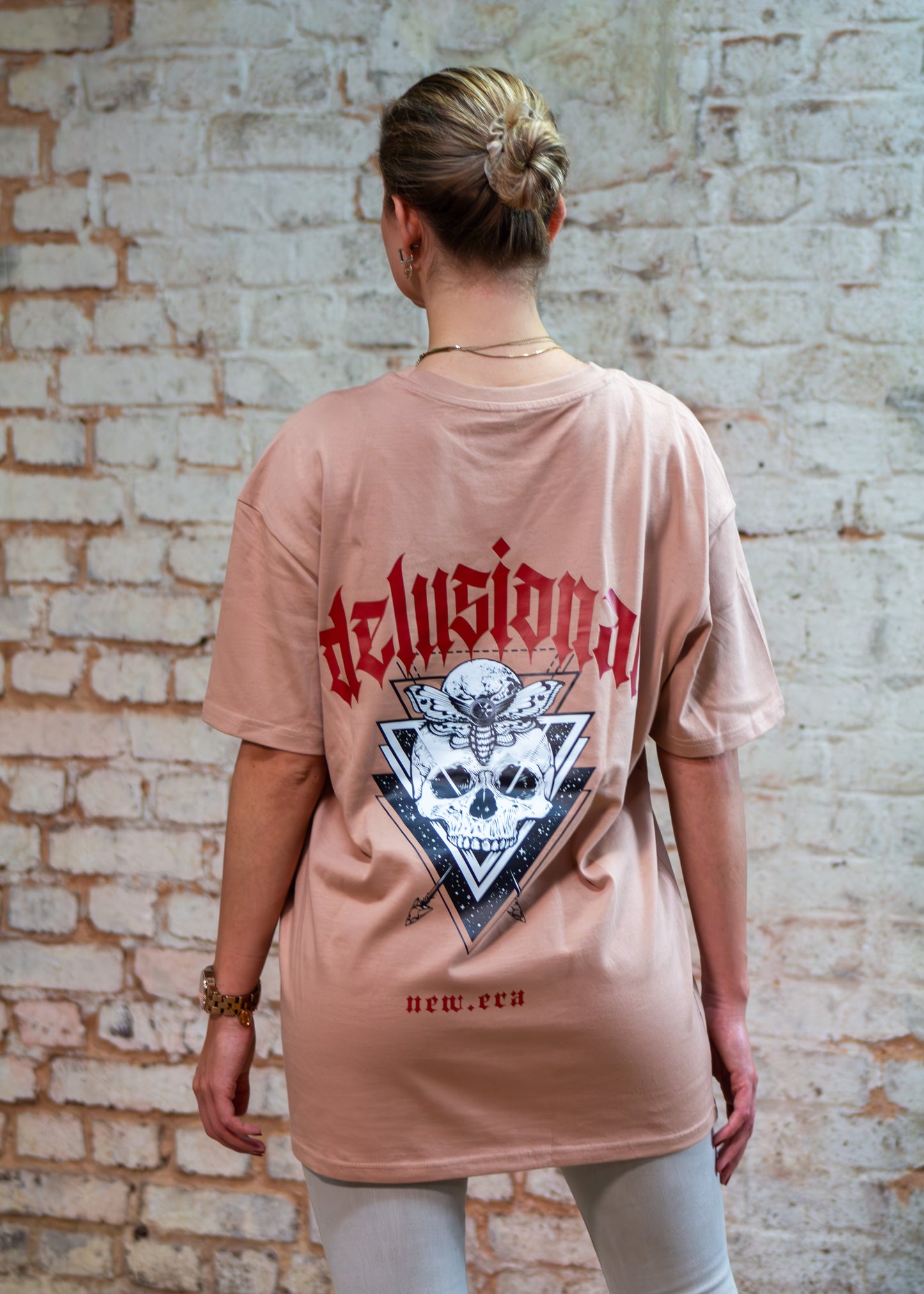 Oversized T-Shirt mit gesticktem Frontdetail und Backprint „gothic era“ aus der Collection No. 0 – new era; gefertigt aus 100 % Baumwolle (240 gsm), hochwertig verarbeitet, ideal für Auto-Enthusiasten mit Faible für düstere Ästhetik. Farbe : Rosegold