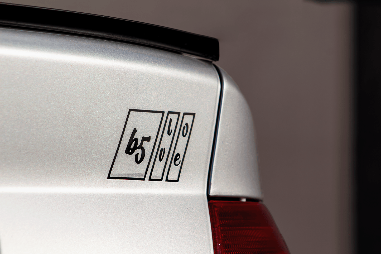 Autosticker „b5 love“ (Collection B5_Builds) – markanter Tuning-Aufkleber in 10 × 5 cm oder 20 × 10,5 cm. Hochwertige Oracal/Orafol-Folie, frisch produziert & liebevoll verpackt. Perfekt für Auto-Enthusiasten, als Geschenk oder persönliches Statement. Einfache Anwendung per Anleitung (QR-Code auf Rechnung + YouTube-Video). Versand in 2–4 Werktagen (ohne Streetwear-Bestellung).