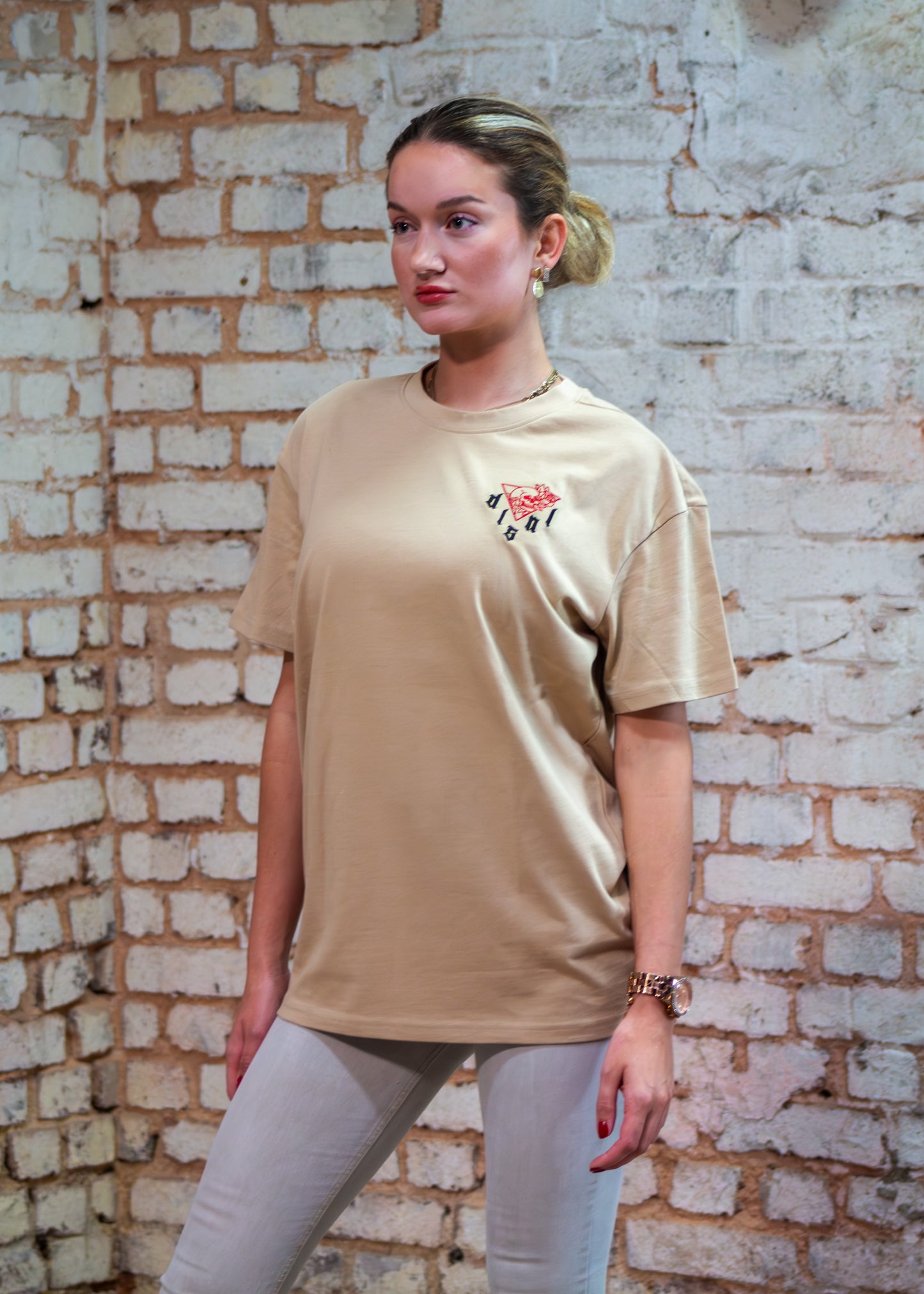 Oversized T-Shirt mit gesticktem Frontdetail und Backprint „gothic era“ aus der Collection No. 0 – new era; gefertigt aus 100 % Baumwolle (240 gsm), hochwertig verarbeitet, ideal für Auto-Enthusiasten mit Faible für düstere Ästhetik. Farbe : Creme