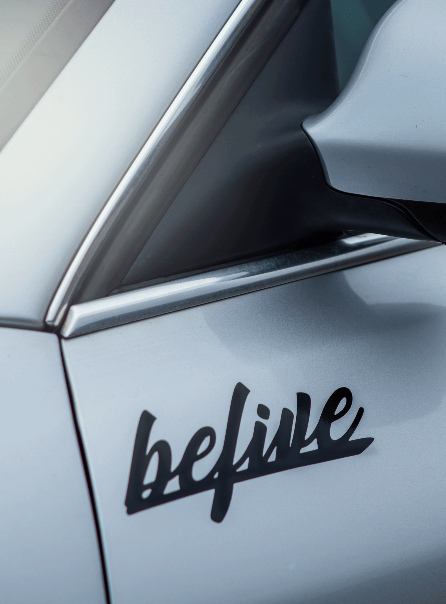 Autosticker „befive“ (Collection B5_Builds) – stylischer Tuning-Aufkleber in 10 × 4,1 cm, 15 × 6,2 cm oder 20 × 8,3 cm. Hochwertige Oracal/Orafol-Folie, frisch produziert & liebevoll verpackt. Perfekt für Auto-Fans, als Geschenk oder individuelles Statement. Einfache Anwendung per Anleitung (QR-Code auf Rechnung + YouTube-Video). Versand in 2–4 Werktagen (ohne Streetwear-Bestellung).