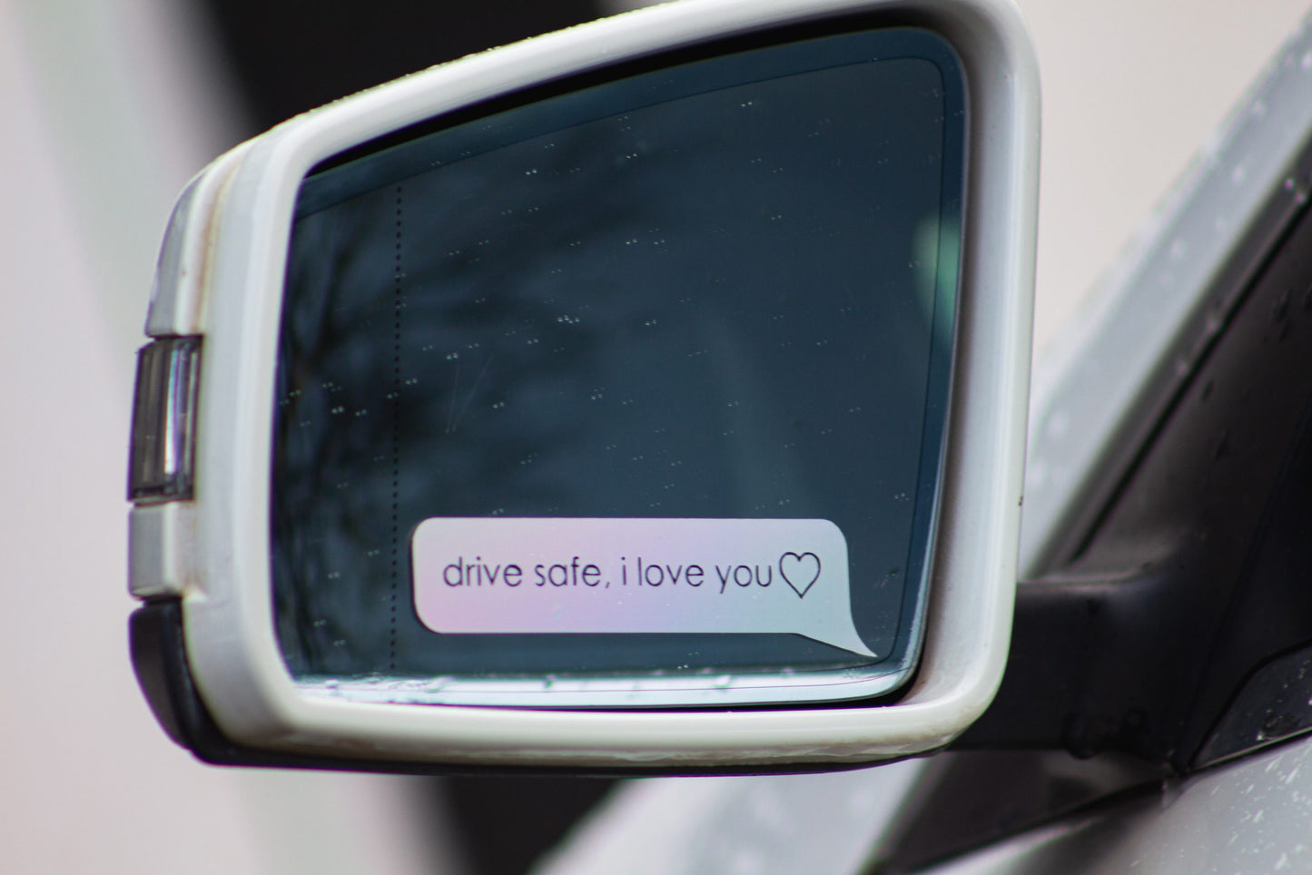 Autosticker „drive safe, I love you“ (Collection B5_Builds) – stilvoller Tuning-Aufkleber in 10 × 2,5 cm oder 15 × 3,8 cm. Hochwertige Oracal/Orafol-Folie, frisch produziert & liebevoll verpackt. Perfekt für Auto-Enthusiasten, als Geschenk oder persönliches Statement. Einfache Anwendung per Anleitung (QR-Code auf Rechnung + YouTube-Video). Versand in 2–4 Werktagen (ohne Streetwear-Bestellung). Farbe : Oilslick