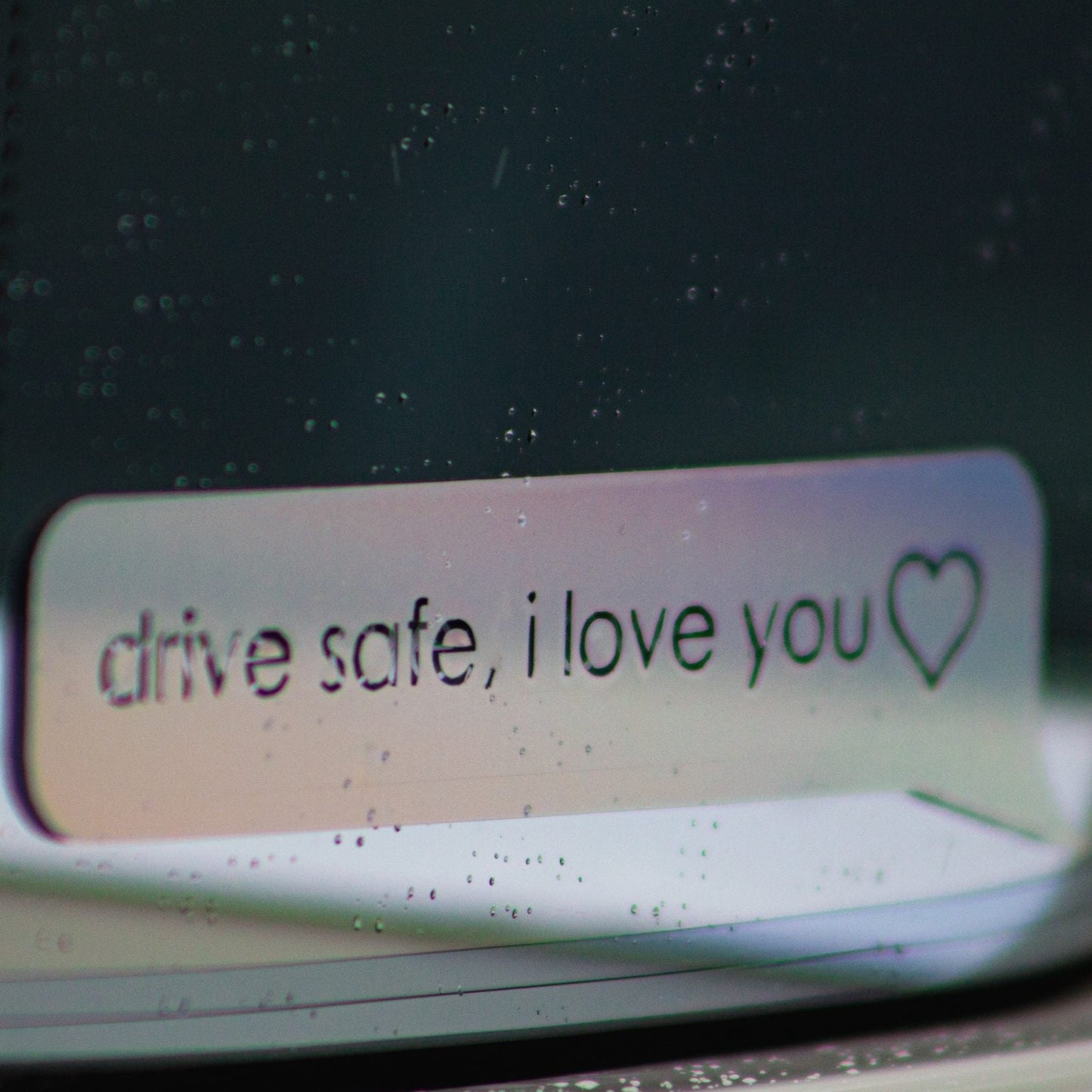 Autosticker „drive safe, I love you“ (Collection B5_Builds) – stilvoller Tuning-Aufkleber in 10 × 2,5 cm oder 15 × 3,8 cm. Hochwertige Oracal/Orafol-Folie, frisch produziert & liebevoll verpackt. Perfekt für Auto-Enthusiasten, als Geschenk oder persönliches Statement. Einfache Anwendung per Anleitung (QR-Code auf Rechnung + YouTube-Video). Versand in 2–4 Werktagen (ohne Streetwear-Bestellung). Farbe : Oilslick