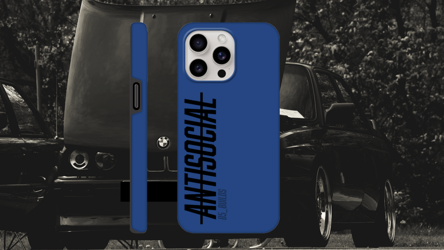 „Phone Case – Antisocial“: Glänzende Hartschale mit klarer Ansage, Teil der Collection No. 0 new era. Für iPhones (Samsung auf Anfrage), doppellagig für extra Schutz & Langlebigkeit. Kompatibel mit kabellosem Laden. Premium-Qualität, produziert von Delusional. Versand in 5–7 Werktagen. Für alle, die lieber Ruhe als Smalltalk wollen – oder einfach ein verdammt stabiles Case suchen. Farbe : Blau