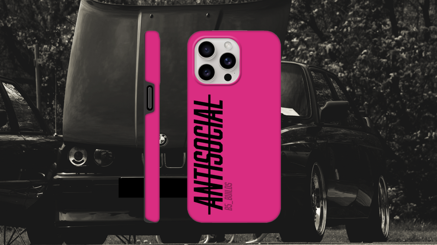 „Phone Case – Antisocial“: Glänzende Hartschale mit klarer Ansage, Teil der Collection No. 0 new era. Für iPhones (Samsung auf Anfrage), doppellagig für extra Schutz & Langlebigkeit. Kompatibel mit kabellosem Laden. Premium-Qualität, produziert von Delusional. Versand in 5–7 Werktagen. Für alle, die lieber Ruhe als Smalltalk wollen – oder einfach ein verdammt stabiles Case suchen. Farbe : Pink