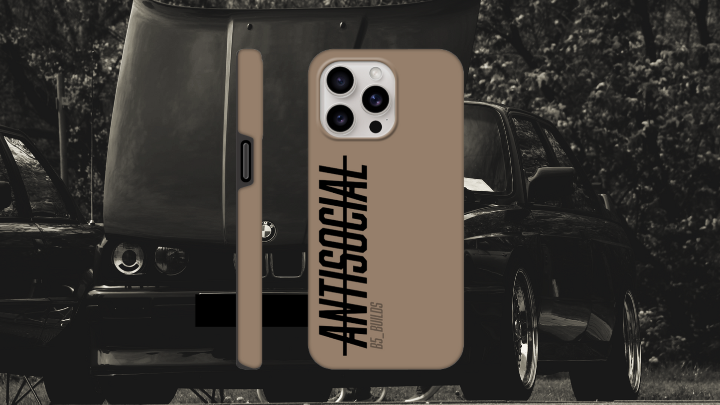 „Phone Case – Antisocial“: Glänzende Hartschale mit klarer Ansage, Teil der Collection No. 0 new era. Für iPhones (Samsung auf Anfrage), doppellagig für extra Schutz & Langlebigkeit. Kompatibel mit kabellosem Laden. Premium-Qualität, produziert von Delusional. Versand in 5–7 Werktagen. Für alle, die lieber Ruhe als Smalltalk wollen – oder einfach ein verdammt stabiles Case suchen. Farbe : Creme