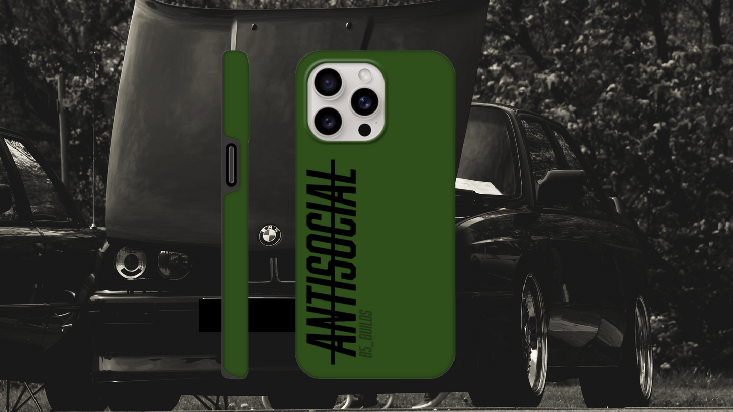 „Phone Case – Antisocial“: Glänzende Hartschale mit klarer Ansage, Teil der Collection No. 0 new era. Für iPhones (Samsung auf Anfrage), doppellagig für extra Schutz & Langlebigkeit. Kompatibel mit kabellosem Laden. Premium-Qualität, produziert von Delusional. Versand in 5–7 Werktagen. Für alle, die lieber Ruhe als Smalltalk wollen – oder einfach ein verdammt stabiles Case suchen. Farbe : Gruen