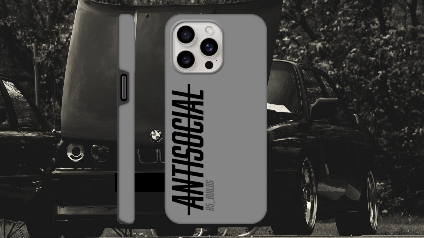 „Phone Case – Antisocial“: Glänzende Hartschale mit klarer Ansage, Teil der Collection No. 0 new era. Für iPhones (Samsung auf Anfrage), doppellagig für extra Schutz & Langlebigkeit. Kompatibel mit kabellosem Laden. Premium-Qualität, produziert von Delusional. Versand in 5–7 Werktagen. Für alle, die lieber Ruhe als Smalltalk wollen – oder einfach ein verdammt stabiles Case suchen. Farbe : Grau
