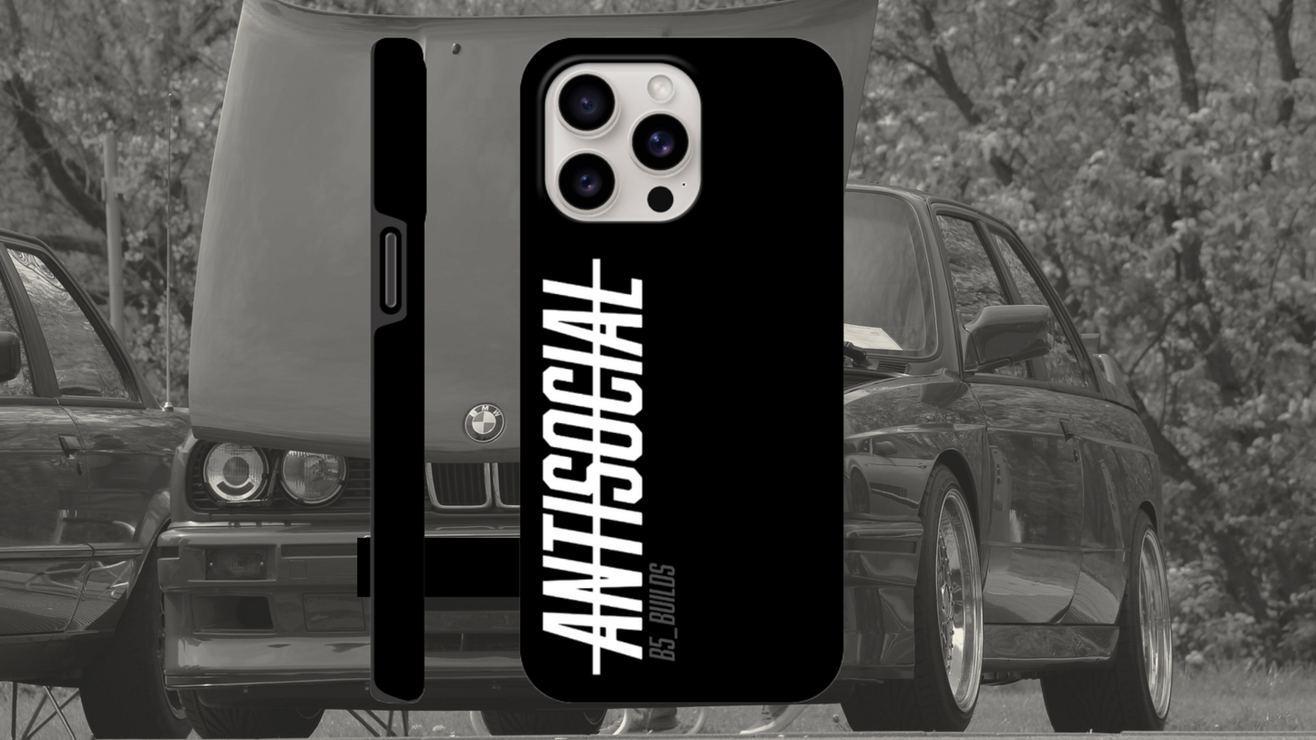 „Phone Case – Antisocial“: Glänzende Hartschale mit klarer Ansage, Teil der Collection No. 0 new era. Für iPhones (Samsung auf Anfrage), doppellagig für extra Schutz & Langlebigkeit. Kompatibel mit kabellosem Laden. Premium-Qualität, produziert von Delusional. Versand in 5–7 Werktagen. Für alle, die lieber Ruhe als Smalltalk wollen – oder einfach ein verdammt stabiles Case suchen. Farbe : Schwarz
