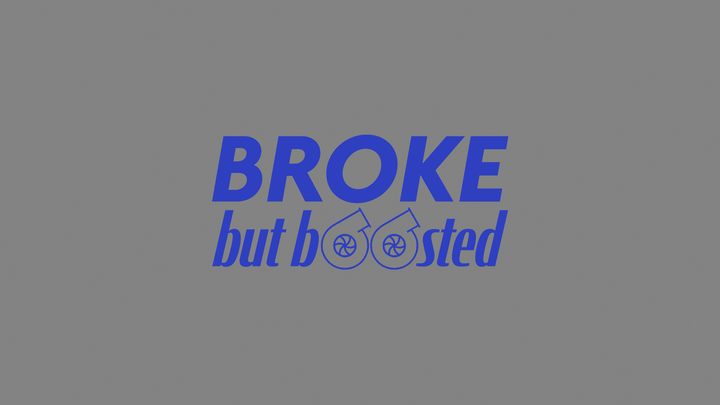 Rechteckiger Autosticker mit dem Schriftzug „broke, but boosted“, wählbar in 15×6,8 cm oder 25×11,3 cm; frisch produziert, aus langlebiger Oracal/Orafol-Vinylfolie, selbstklebend, ideal für Tuning-Fans und Auto-Enthusiasten. Folie : Blau