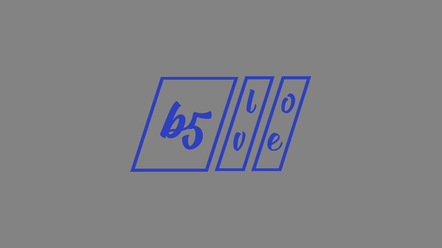 Autosticker „b5 love“ (Collection B5_Builds) – markanter Tuning-Aufkleber in 10 × 5 cm oder 20 × 10,5 cm. Hochwertige Oracal/Orafol-Folie, frisch produziert & liebevoll verpackt. Perfekt für Auto-Enthusiasten, als Geschenk oder persönliches Statement. Einfache Anwendung per Anleitung (QR-Code auf Rechnung + YouTube-Video). Versand in 2–4 Werktagen (ohne Streetwear-Bestellung). Farbe : Blau