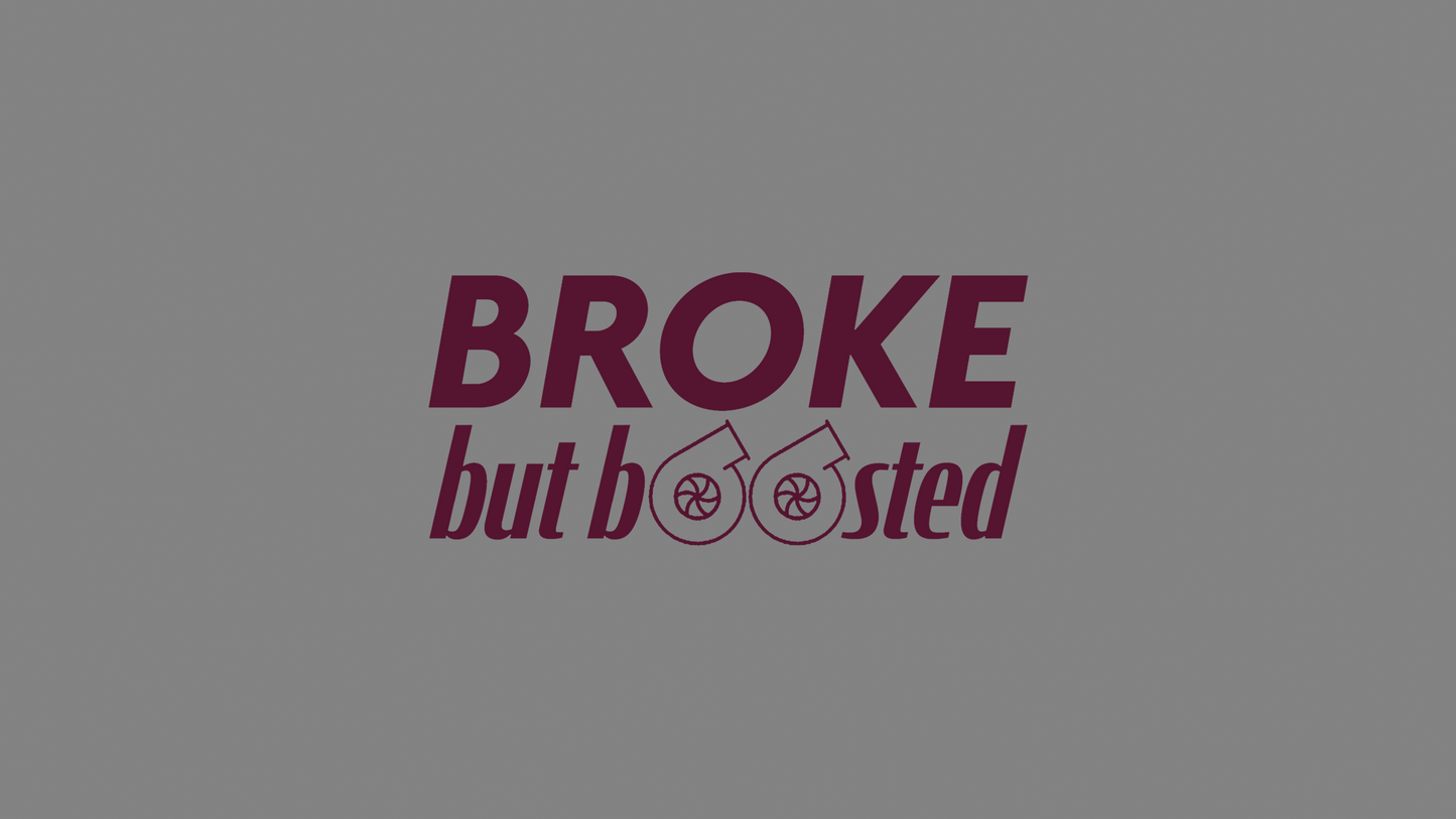 Rechteckiger Autosticker mit dem Schriftzug „broke, but boosted“, wählbar in 15×6,8 cm oder 25×11,3 cm; frisch produziert, aus langlebiger Oracal/Orafol-Vinylfolie, selbstklebend, ideal für Tuning-Fans und Auto-Enthusiasten. Folie : Bordaux