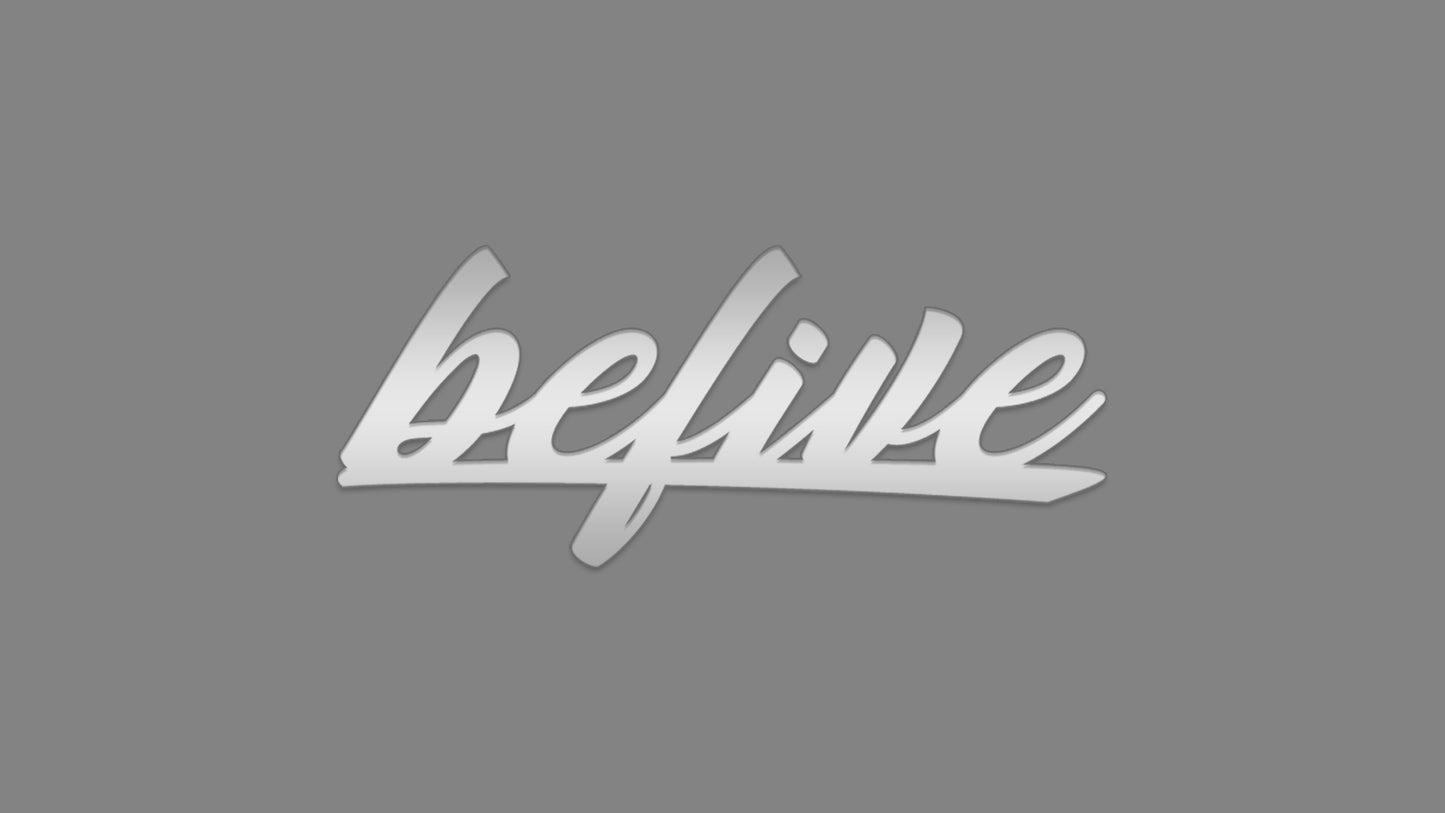 Autosticker „befive“ (Collection B5_Builds) – stylischer Tuning-Aufkleber in 10 × 4,1 cm, 15 × 6,2 cm oder 20 × 8,3 cm. Hochwertige Oracal/Orafol-Folie, frisch produziert & liebevoll verpackt. Perfekt für Auto-Fans, als Geschenk oder individuelles Statement. Einfache Anwendung per Anleitung (QR-Code auf Rechnung + YouTube-Video). Versand in 2–4 Werktagen (ohne Streetwear-Bestellung). Farbe : Chrome