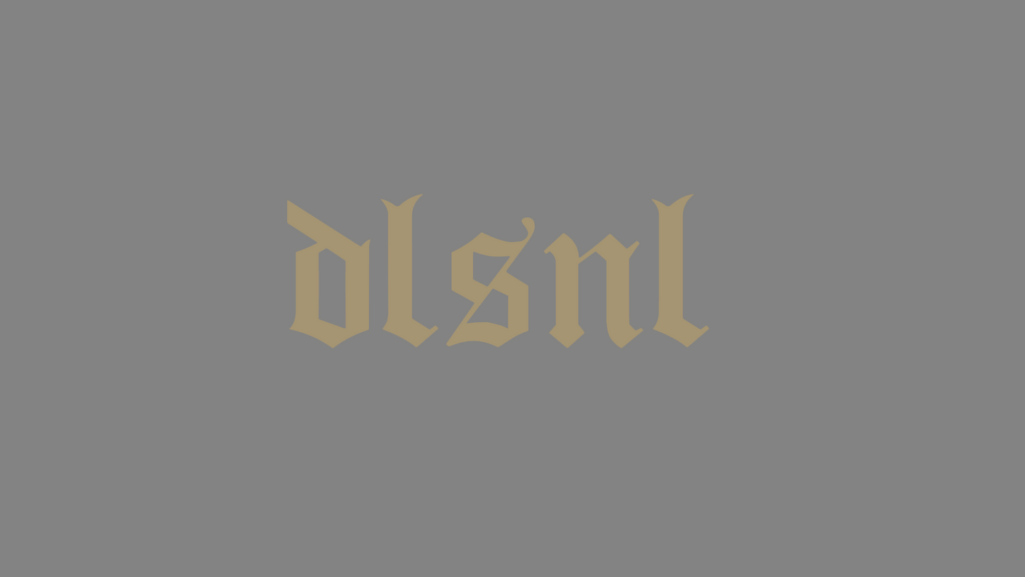 Rechteckiger Autosticker mit Schriftzug „dlsnl“ (Collection broke attitude), erhältlich in 15×5,5 cm, 20×7,3 cm oder 30×11 cm; frisch produziert aus langlebiger Oracal/Orafol-Vinylfolie, selbstklebend für Karosserie (nicht für versiegelte Scheiben), leicht anzubringen. Folie : Creme