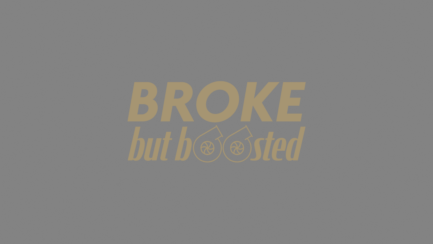 Rechteckiger Autosticker mit dem Schriftzug „broke, but boosted“, wählbar in 15×6,8 cm oder 25×11,3 cm; frisch produziert, aus langlebiger Oracal/Orafol-Vinylfolie, selbstklebend, ideal für Tuning-Fans und Auto-Enthusiasten. Folie : Creme