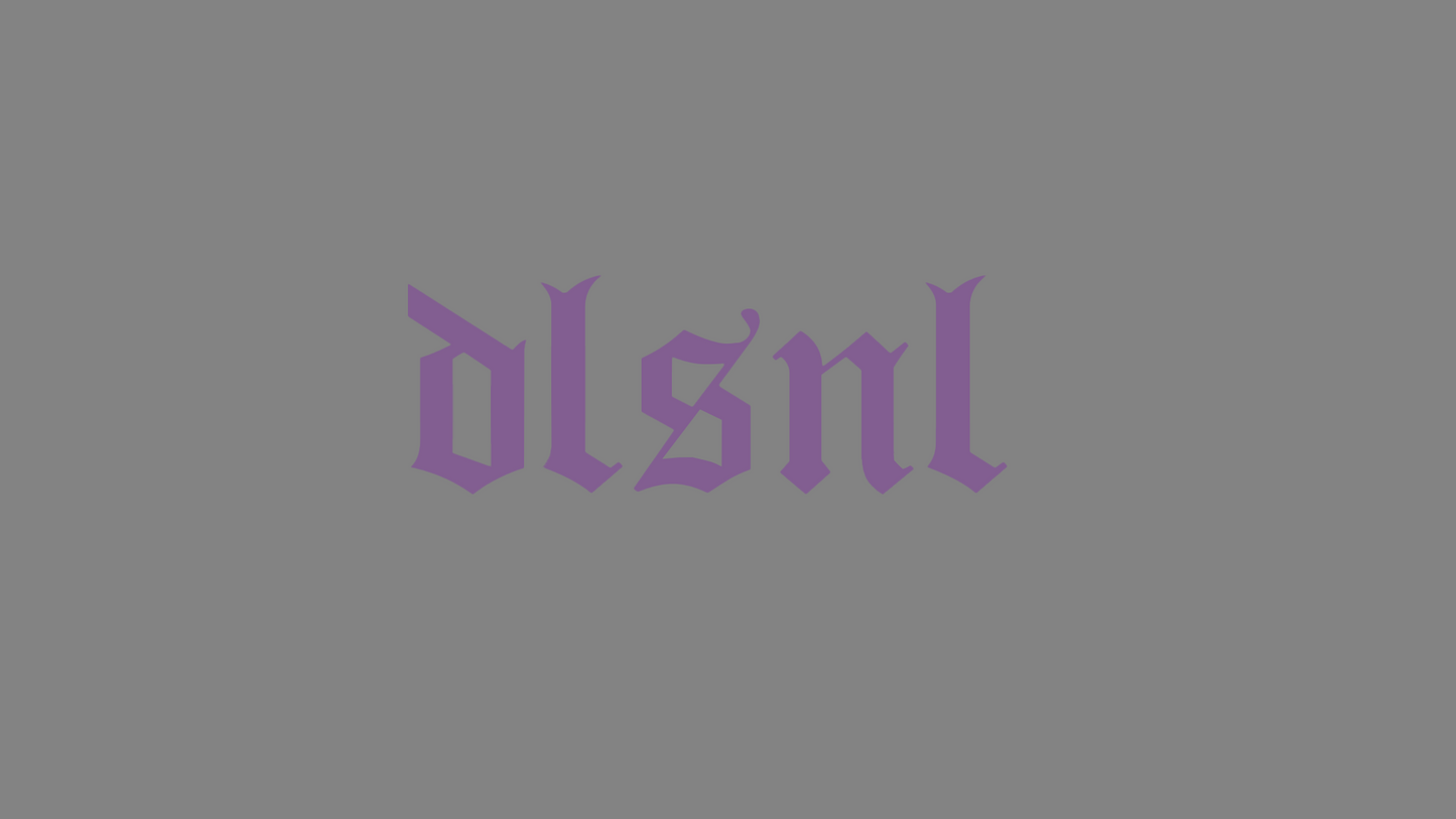 Rechteckiger Autosticker mit Schriftzug „dlsnl“ (Collection broke attitude), erhältlich in 15×5,5 cm, 20×7,3 cm oder 30×11 cm; frisch produziert aus langlebiger Oracal/Orafol-Vinylfolie, selbstklebend für Karosserie (nicht für versiegelte Scheiben), leicht anzubringen. Folie : Flieder