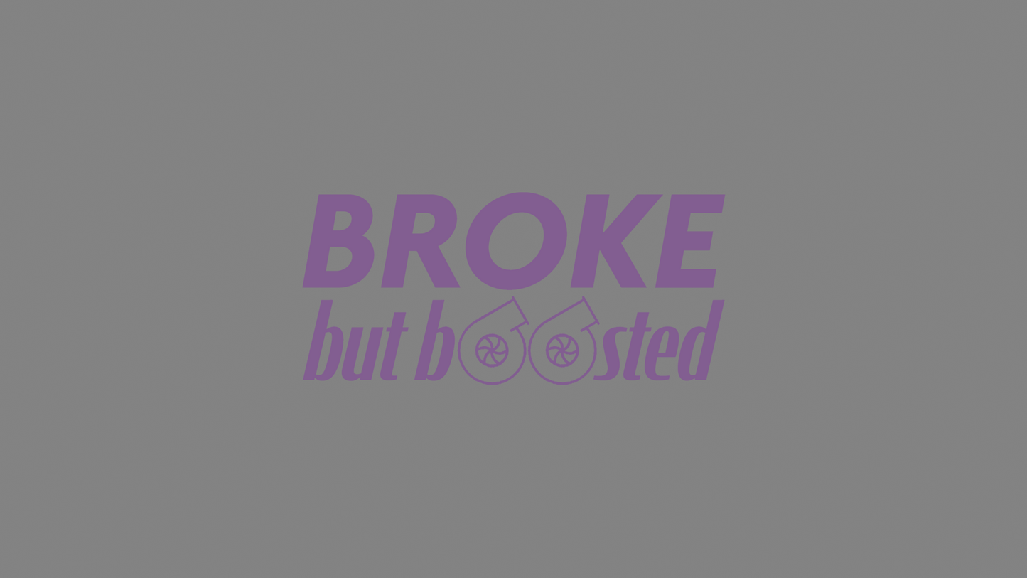 Rechteckiger Autosticker mit dem Schriftzug „broke, but boosted“, wählbar in 15×6,8 cm oder 25×11,3 cm; frisch produziert, aus langlebiger Oracal/Orafol-Vinylfolie, selbstklebend, ideal für Tuning-Fans und Auto-Enthusiasten. Folie : Flieder