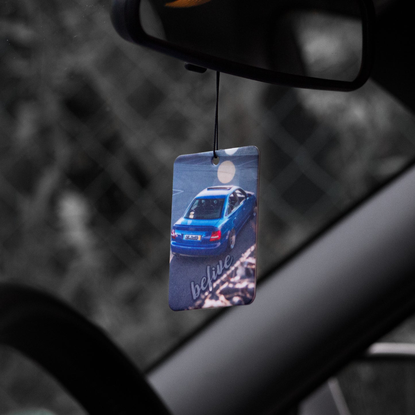 Lufterfrischer „edition blue“ mit erfrischendem Grüntee-Duft und stilvollem Audi-Motiv. Edler Duftbaum für das Auto – langanhaltender Duft, einzigartiges Design, perfekt als Geschenk für Auto-Fans. Handverpackt und schnell versendet.