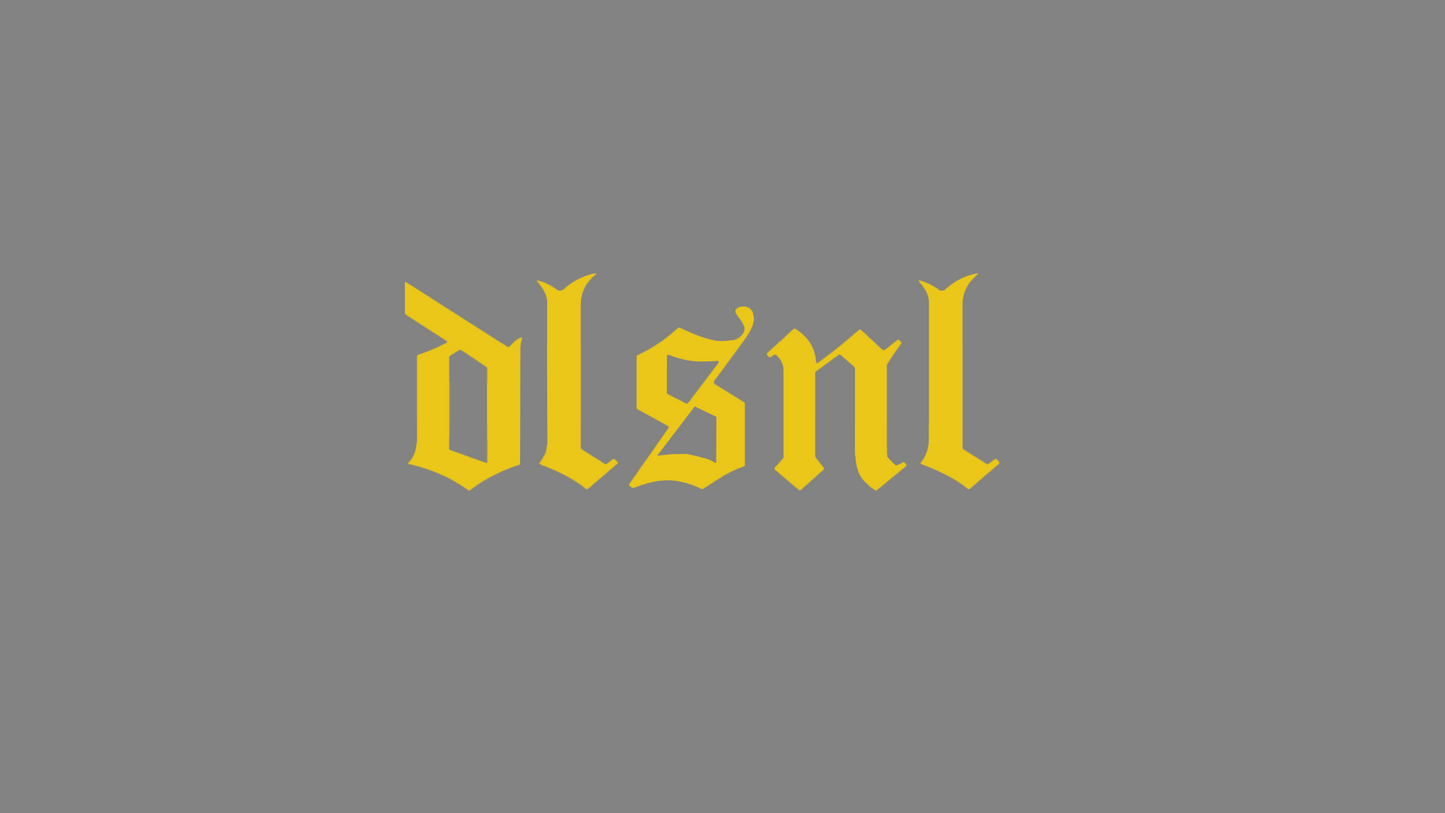 Rechteckiger Autosticker mit Schriftzug „dlsnl“ (Collection broke attitude), erhältlich in 15×5,5 cm, 20×7,3 cm oder 30×11 cm; frisch produziert aus langlebiger Oracal/Orafol-Vinylfolie, selbstklebend für Karosserie (nicht für versiegelte Scheiben), leicht anzubringen. Folie : Gelb
