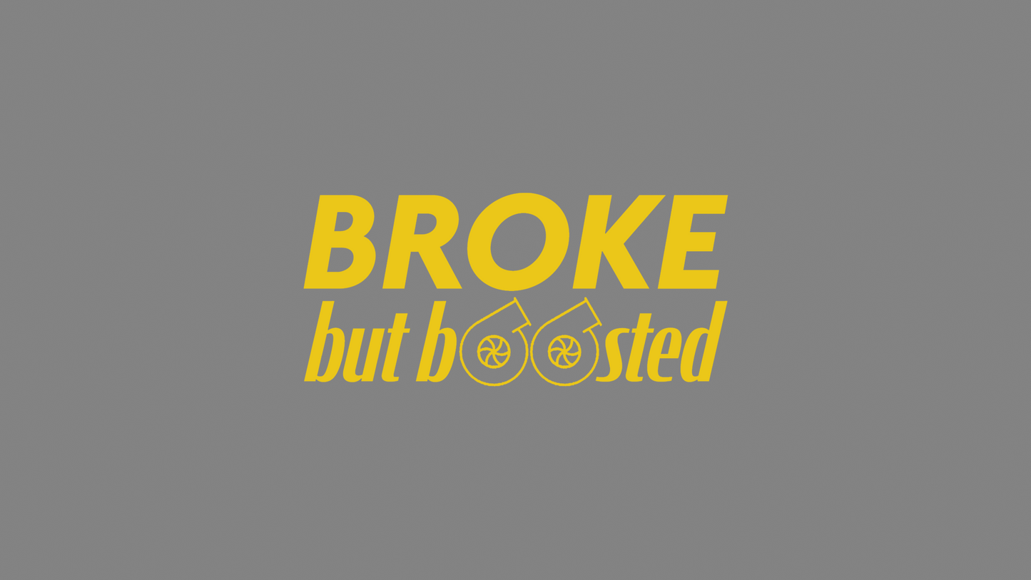 Rechteckiger Autosticker mit dem Schriftzug „broke, but boosted“, wählbar in 15×6,8 cm oder 25×11,3 cm; frisch produziert, aus langlebiger Oracal/Orafol-Vinylfolie, selbstklebend, ideal für Tuning-Fans und Auto-Enthusiasten. Folie : Gelb