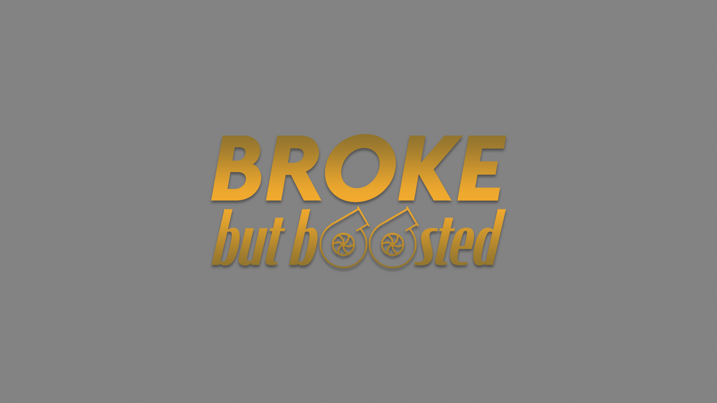 Rechteckiger Autosticker mit dem Schriftzug „broke, but boosted“, wählbar in 15×6,8 cm oder 25×11,3 cm; frisch produziert, aus langlebiger Oracal/Orafol-Vinylfolie, selbstklebend, ideal für Tuning-Fans und Auto-Enthusiasten. Folie : Gold