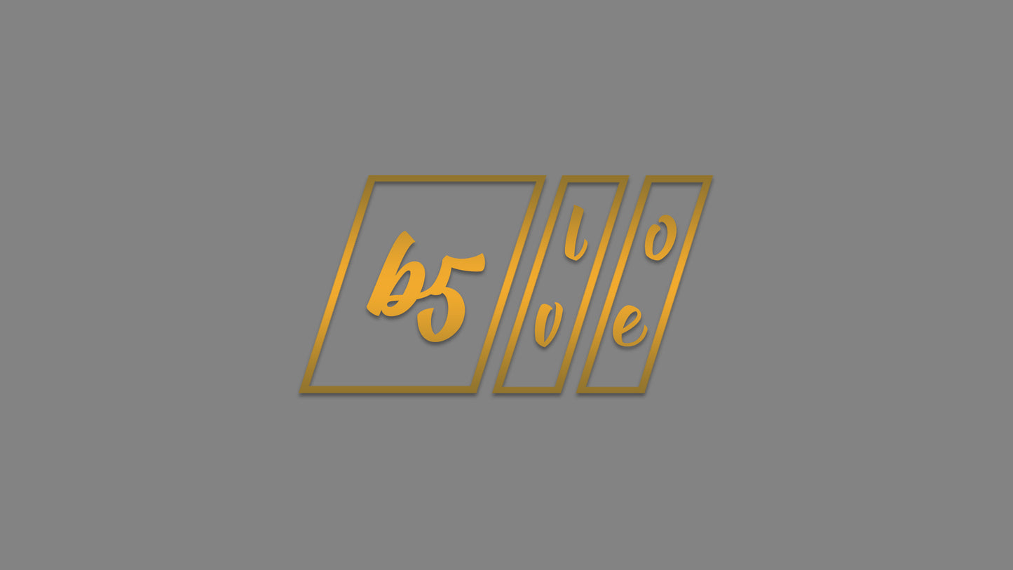 Autosticker „b5 love“ (Collection B5_Builds) – markanter Tuning-Aufkleber in 10 × 5 cm oder 20 × 10,5 cm. Hochwertige Oracal/Orafol-Folie, frisch produziert & liebevoll verpackt. Perfekt für Auto-Enthusiasten, als Geschenk oder persönliches Statement. Einfache Anwendung per Anleitung (QR-Code auf Rechnung + YouTube-Video). Versand in 2–4 Werktagen (ohne Streetwear-Bestellung). Farbe : Gold