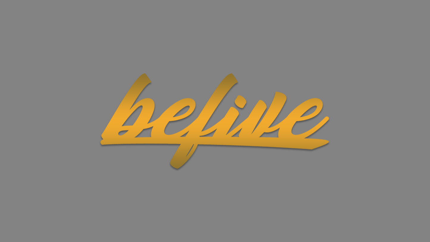 Autosticker „befive“ (Collection B5_Builds) – stylischer Tuning-Aufkleber in 10 × 4,1 cm, 15 × 6,2 cm oder 20 × 8,3 cm. Hochwertige Oracal/Orafol-Folie, frisch produziert & liebevoll verpackt. Perfekt für Auto-Fans, als Geschenk oder individuelles Statement. Einfache Anwendung per Anleitung (QR-Code auf Rechnung + YouTube-Video). Versand in 2–4 Werktagen (ohne Streetwear-Bestellung). Farbe : Gold