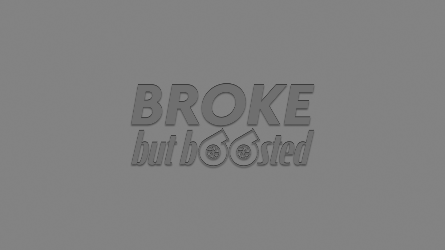 Rechteckiger Autosticker mit dem Schriftzug „broke, but boosted“, wählbar in 15×6,8 cm oder 25×11,3 cm; frisch produziert, aus langlebiger Oracal/Orafol-Vinylfolie, selbstklebend, ideal für Tuning-Fans und Auto-Enthusiasten. Folie : Grau