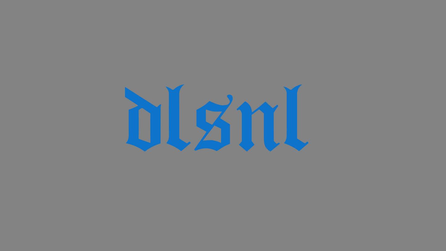 Rechteckiger Autosticker mit Schriftzug „dlsnl“ (Collection broke attitude), erhältlich in 15×5,5 cm, 20×7,3 cm oder 30×11 cm; frisch produziert aus langlebiger Oracal/Orafol-Vinylfolie, selbstklebend für Karosserie (nicht für versiegelte Scheiben), leicht anzubringen. Folie : Hellblau