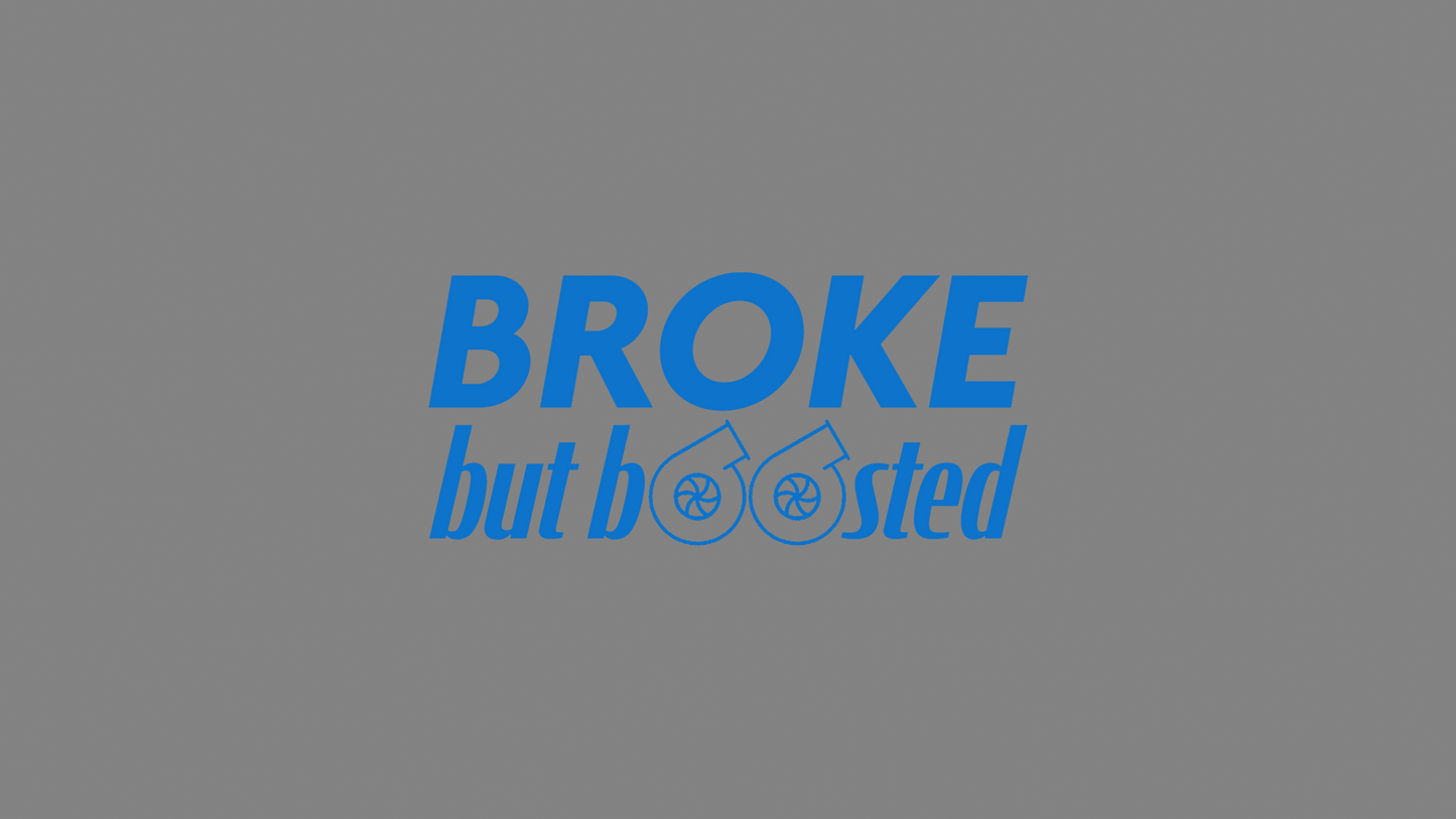 Rechteckiger Autosticker mit dem Schriftzug „broke, but boosted“, wählbar in 15×6,8 cm oder 25×11,3 cm; frisch produziert, aus langlebiger Oracal/Orafol-Vinylfolie, selbstklebend, ideal für Tuning-Fans und Auto-Enthusiasten. Folie : Hellblau