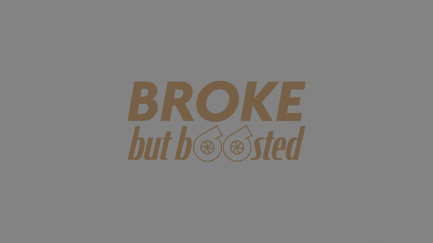 Rechteckiger Autosticker mit dem Schriftzug „broke, but boosted“, wählbar in 15×6,8 cm oder 25×11,3 cm; frisch produziert, aus langlebiger Oracal/Orafol-Vinylfolie, selbstklebend, ideal für Tuning-Fans und Auto-Enthusiasten. Folie : Hellbraun