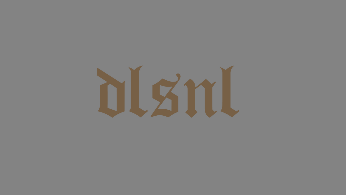Rechteckiger Autosticker mit Schriftzug „dlsnl“ (Collection broke attitude), erhältlich in 15×5,5 cm, 20×7,3 cm oder 30×11 cm; frisch produziert aus langlebiger Oracal/Orafol-Vinylfolie, selbstklebend für Karosserie (nicht für versiegelte Scheiben), leicht anzubringen. Folie : Hellbraun
