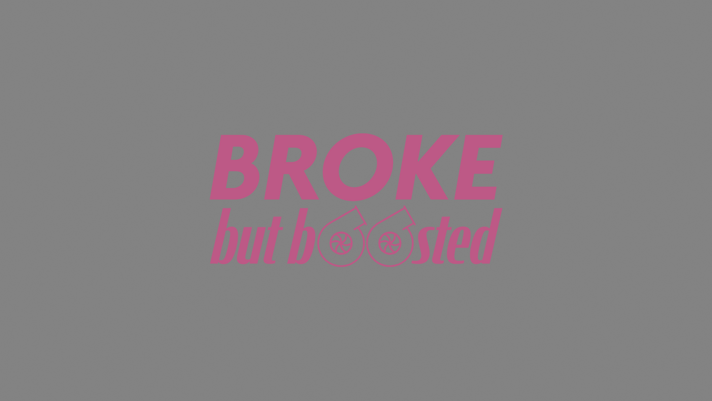Rechteckiger Autosticker mit dem Schriftzug „broke, but boosted“, wählbar in 15×6,8 cm oder 25×11,3 cm; frisch produziert, aus langlebiger Oracal/Orafol-Vinylfolie, selbstklebend, ideal für Tuning-Fans und Auto-Enthusiasten. Folie : Hellrosa