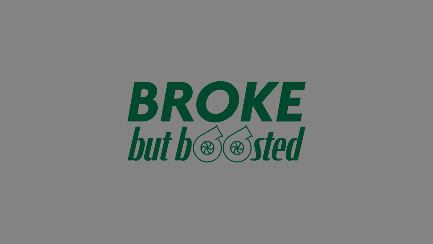 Rechteckiger Autosticker mit dem Schriftzug „broke, but boosted“, wählbar in 15×6,8 cm oder 25×11,3 cm; frisch produziert, aus langlebiger Oracal/Orafol-Vinylfolie, selbstklebend, ideal für Tuning-Fans und Auto-Enthusiasten. Folie : Katusgrün