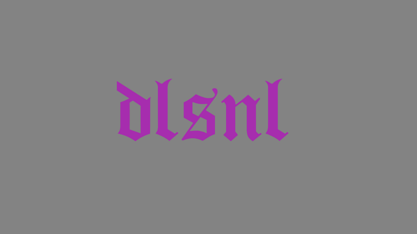 Rechteckiger Autosticker mit Schriftzug „dlsnl“ (Collection broke attitude), erhältlich in 15×5,5 cm, 20×7,3 cm oder 30×11 cm; frisch produziert aus langlebiger Oracal/Orafol-Vinylfolie, selbstklebend für Karosserie (nicht für versiegelte Scheiben), leicht anzubringen. Folie : Lila