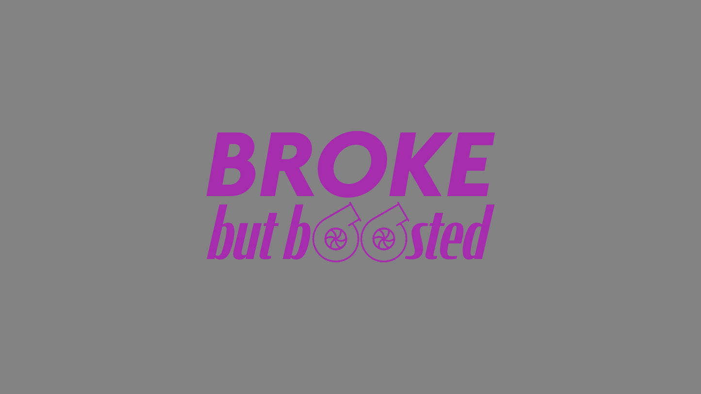 Rechteckiger Autosticker mit dem Schriftzug „broke, but boosted“, wählbar in 15×6,8 cm oder 25×11,3 cm; frisch produziert, aus langlebiger Oracal/Orafol-Vinylfolie, selbstklebend, ideal für Tuning-Fans und Auto-Enthusiasten. Folie : Lila