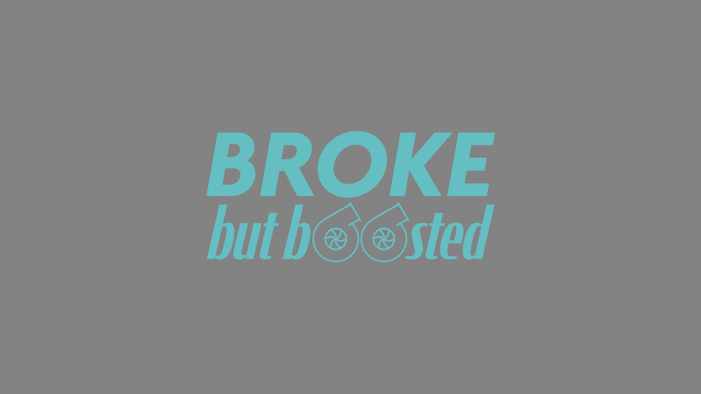 Rechteckiger Autosticker mit dem Schriftzug „broke, but boosted“, wählbar in 15×6,8 cm oder 25×11,3 cm; frisch produziert, aus langlebiger Oracal/Orafol-Vinylfolie, selbstklebend, ideal für Tuning-Fans und Auto-Enthusiasten. Folie : Mint