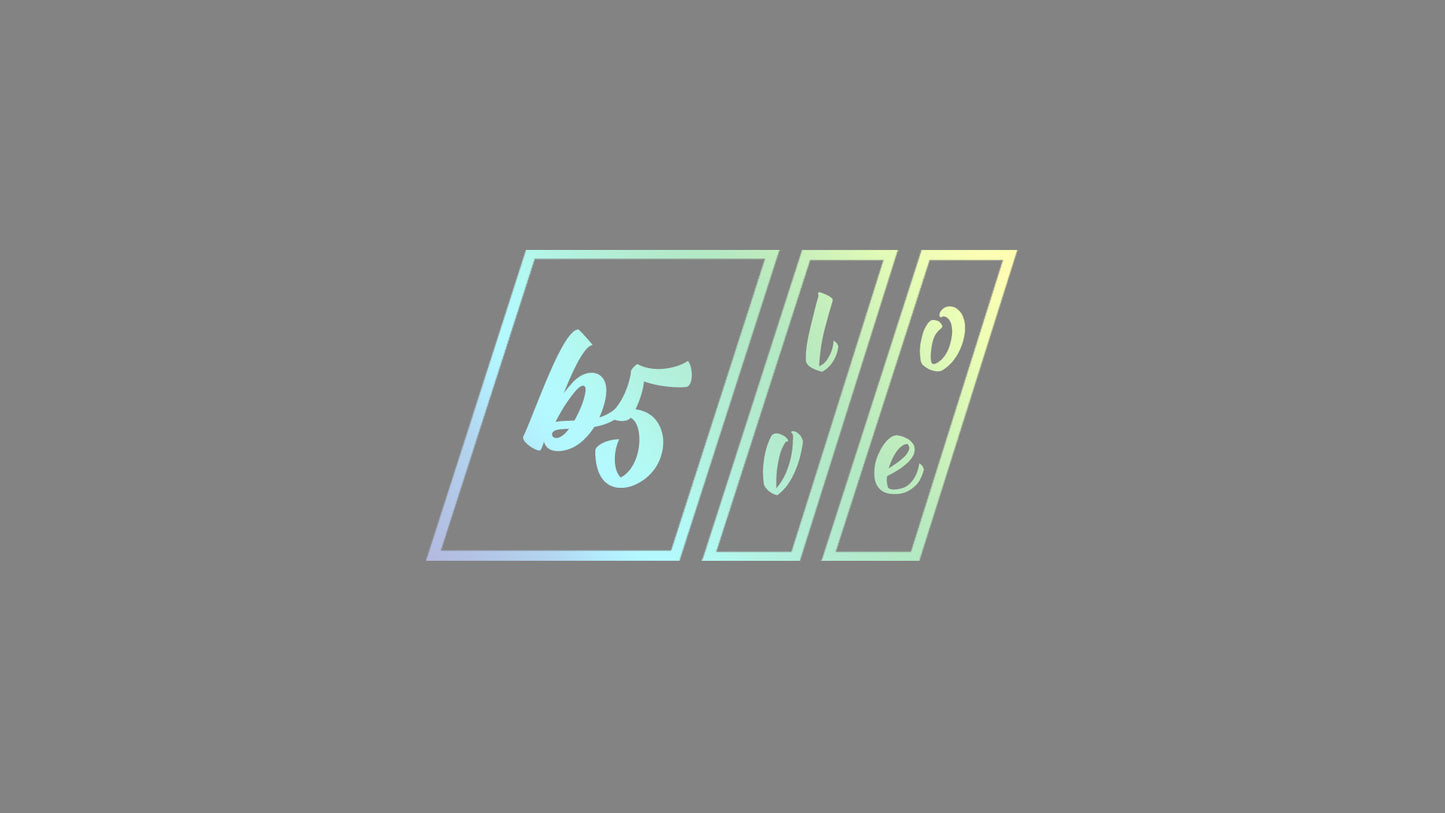 Autosticker „b5 love“ (Collection B5_Builds) – markanter Tuning-Aufkleber in 10 × 5 cm oder 20 × 10,5 cm. Hochwertige Oracal/Orafol-Folie, frisch produziert & liebevoll verpackt. Perfekt für Auto-Enthusiasten, als Geschenk oder persönliches Statement. Einfache Anwendung per Anleitung (QR-Code auf Rechnung + YouTube-Video). Versand in 2–4 Werktagen (ohne Streetwear-Bestellung). Farbe : Oilslick