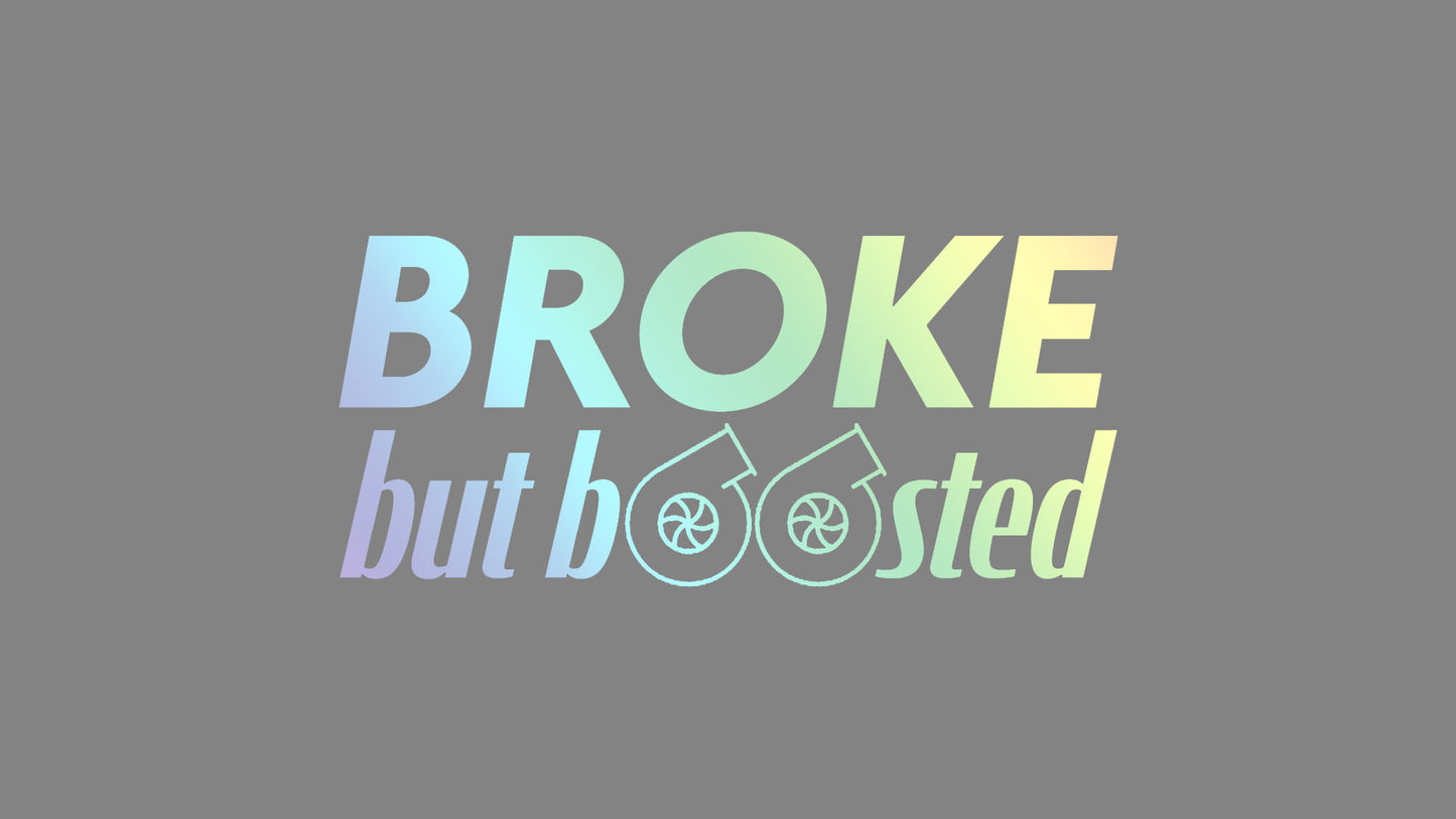 Rechteckiger Autosticker mit dem Schriftzug „broke, but boosted“, wählbar in 15×6,8 cm oder 25×11,3 cm; frisch produziert, aus langlebiger Oracal/Orafol-Vinylfolie, selbstklebend, ideal für Tuning-Fans und Auto-Enthusiasten. Folie : Oilslick