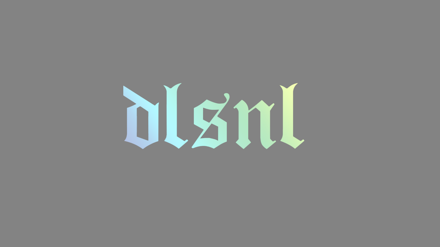 Rechteckiger Autosticker mit Schriftzug „dlsnl“ (Collection broke attitude), erhältlich in 15×5,5 cm, 20×7,3 cm oder 30×11 cm; frisch produziert aus langlebiger Oracal/Orafol-Vinylfolie, selbstklebend für Karosserie (nicht für versiegelte Scheiben), leicht anzubringen. Folie : Oilslick