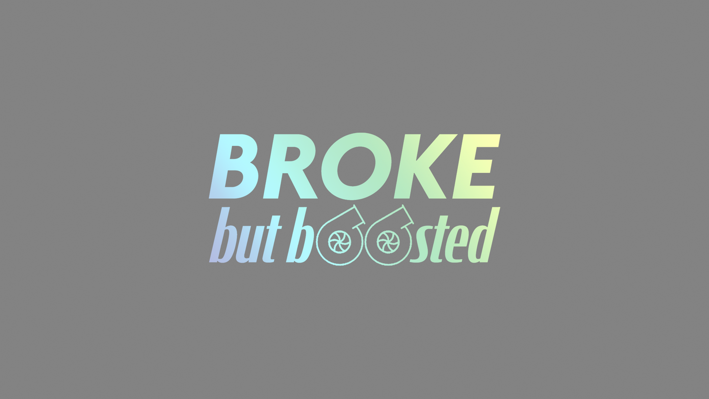 Rechteckiger Autosticker mit dem Schriftzug „broke, but boosted“, wählbar in 15×6,8 cm oder 25×11,3 cm; frisch produziert, aus langlebiger Oracal/Orafol-Vinylfolie, selbstklebend, ideal für Tuning-Fans und Auto-Enthusiasten. Folie : Oilslick